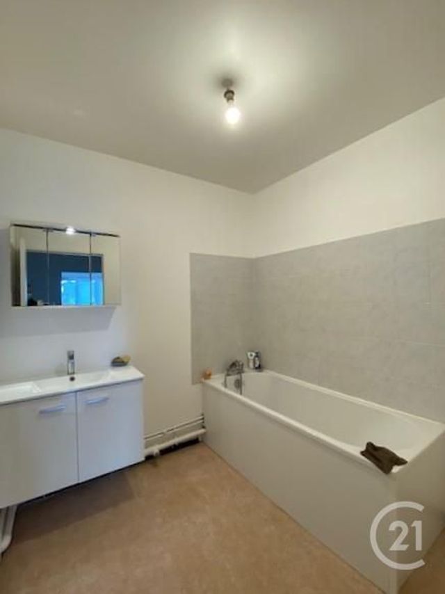 Appartement F2 à vendre - 2 pièces - 55.41 m2 - MAUREPAS - 78 - ILE-DE-FRANCE - Century 21 S.L.P. Immobilier Appartement F2 à vendre - 2 pièces - 55.41 m2 - MAUREPAS - 78 - ILE-DE-FRANCE - Century 21 S.L.P. Immobilier