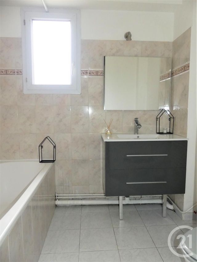 Afficher la photo en grand Appartement F2 à vendre - 2 pièces - 37.64 m2 - COIGNIERES - 78 - ILE-DE-FRANCE - Century 21 S.L.P. Immobilier