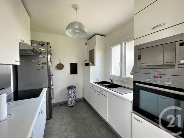 Afficher la photo en grand Appartement F4 à vendre - 4 pièces - 85.58 m2 - LE MESNIL ST DENIS - 78 - ILE-DE-FRANCE - Century 21 S.L.P. Immobilier
