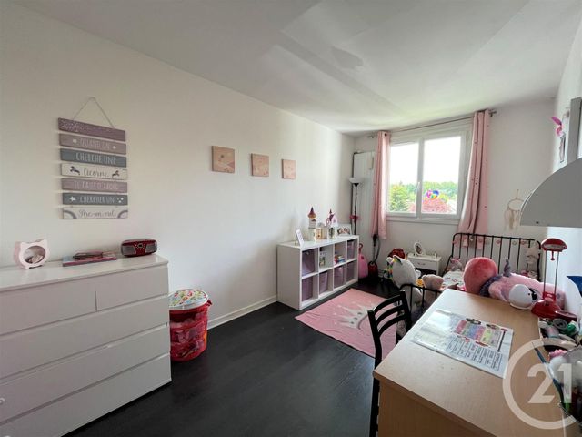 Afficher la photo en grand Appartement F4 à vendre - 4 pièces - 85.58 m2 - LE MESNIL ST DENIS - 78 - ILE-DE-FRANCE - Century 21 S.L.P. Immobilier