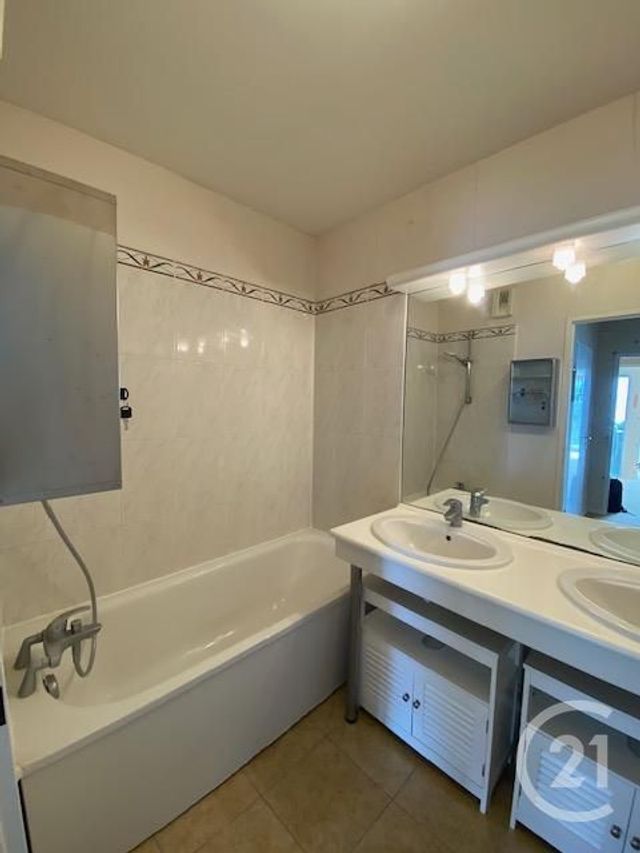 Appartement F3 à vendre - 3 pièces - 63.3 m2 - COIGNIERES - 78 - ILE-DE-FRANCE - Century 21 S.L.P. Immobilier