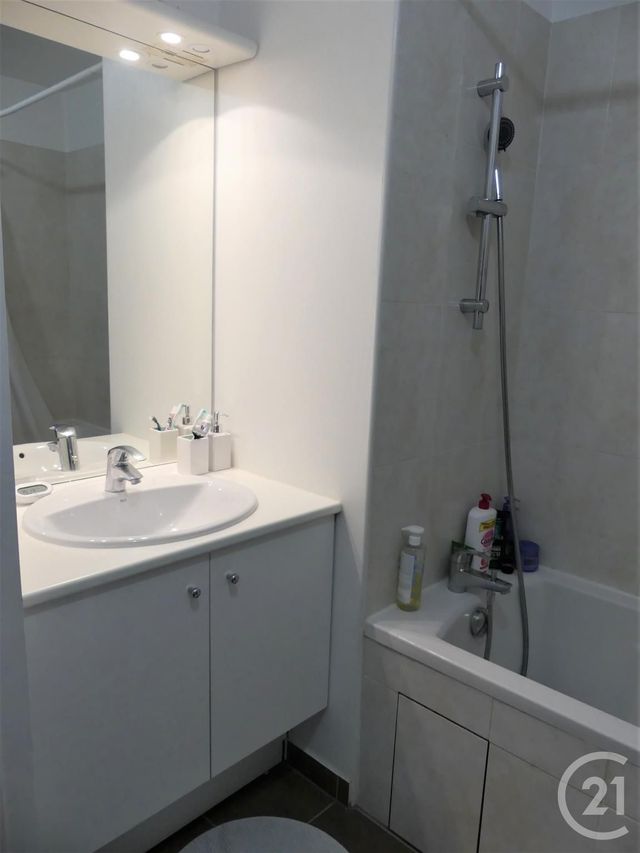 Appartement F3 à louer - 3 pièces - 66.7 m2 - TRAPPES - 78 - ILE-DE-FRANCE - Century 21 S.L.P. Immobilier