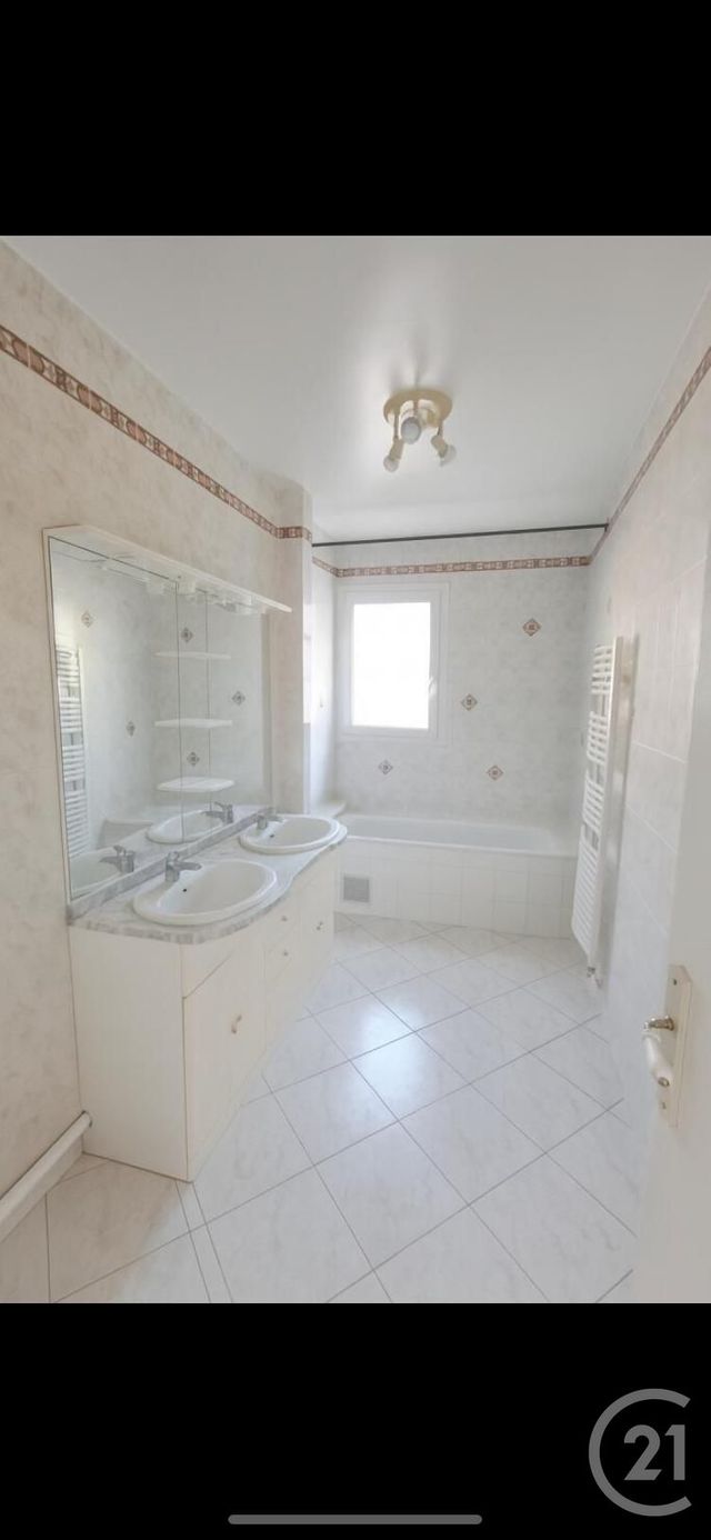 Appartement à louer - 3 pièces - 71.25 m2 - MAUREPAS - 78 - ILE-DE-FRANCE - Century 21 S.L.P. Immobilier