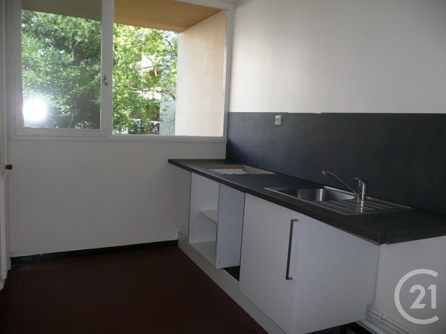 Appartement Appts. à louer - 2 pièces - 50.15 m2 - ELANCOURT - 78 - ILE-DE-FRANCE - Century 21 S.L.P. Immobilier